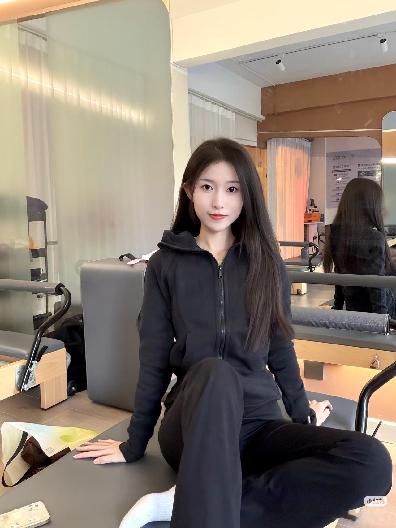 镜中人影，静坐思量。