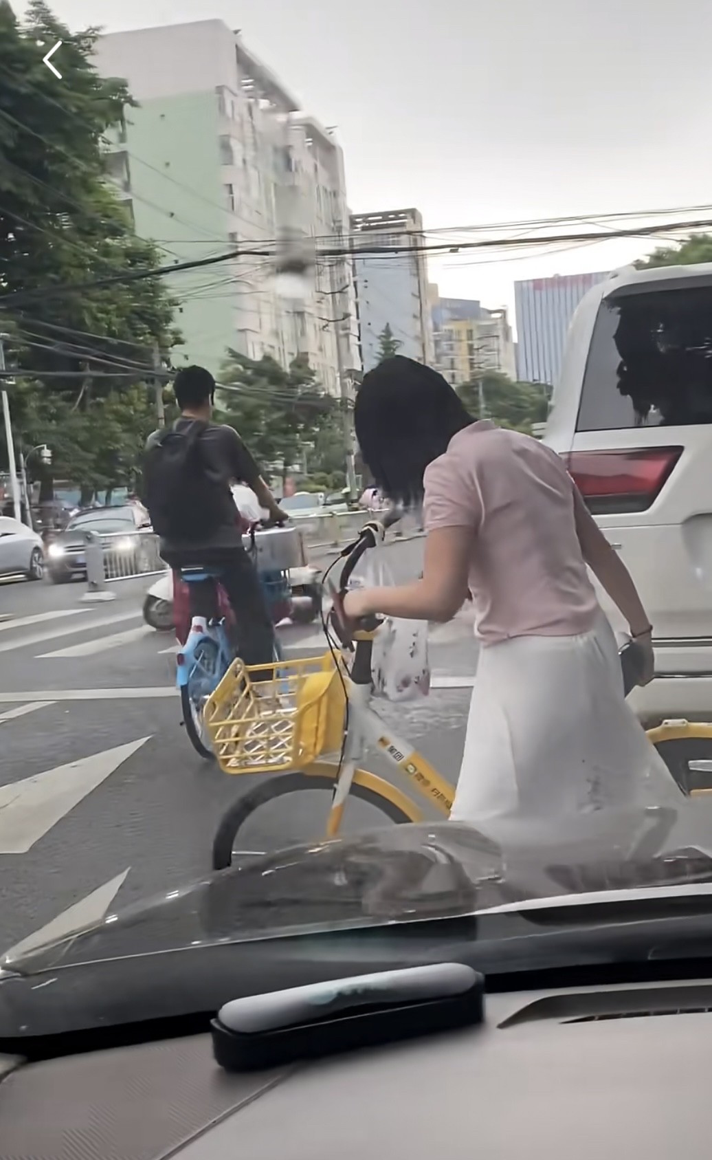 这美女尴尬吧。
