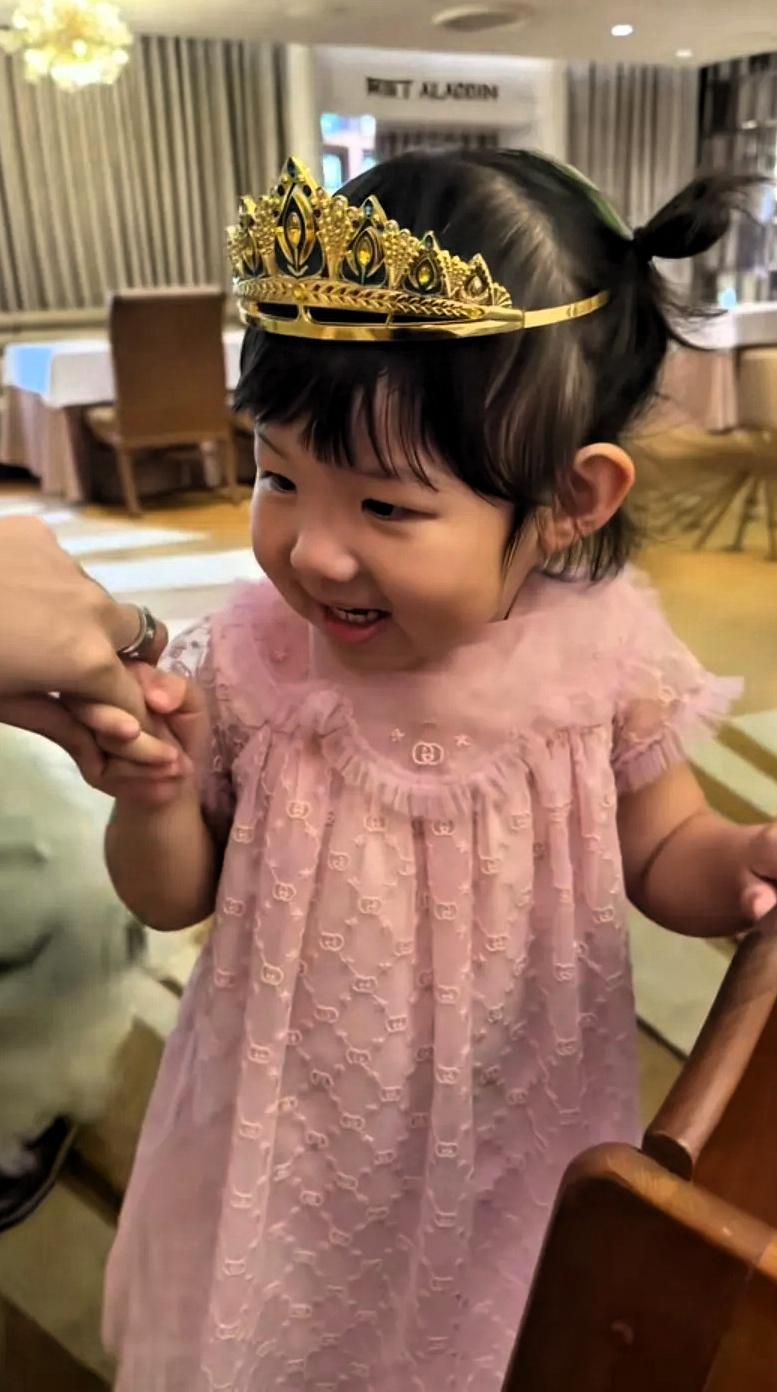 许昕家这小日子也太让人羡慕啦！刚给儿子过完六岁生日，转眼姚彦又晒出女儿五岁的照