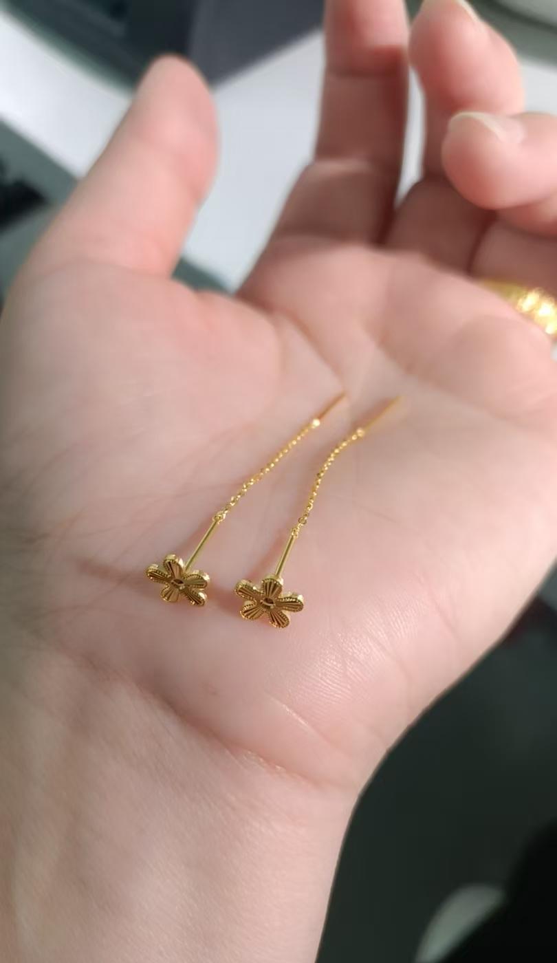 买黄金耳钉,不是图个贵,是图个踏实。戴得出去,藏得起来,丢了不心疼,卖了能回血