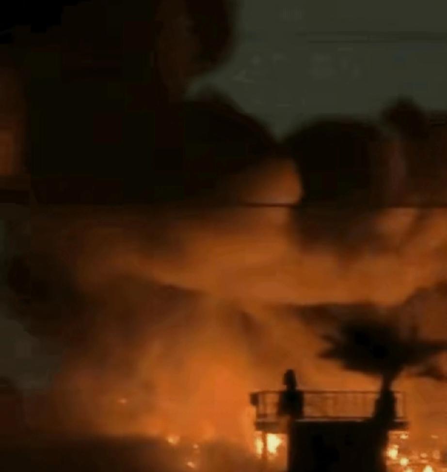 伊拉克民兵真玩了一把现实版“乌巢断粮”，美军基地被烧了个火光冲天！3月21