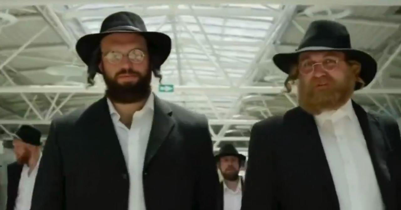 生活与艺术的界限有时模糊得令人惊讶——乌克兰政治讽刺剧《人民公仆》中的一幕，正以