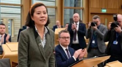 苏格兰议会出了件新鲜事——新当选的华裔议员周怡佩，用普通话宣了个誓。要知道，