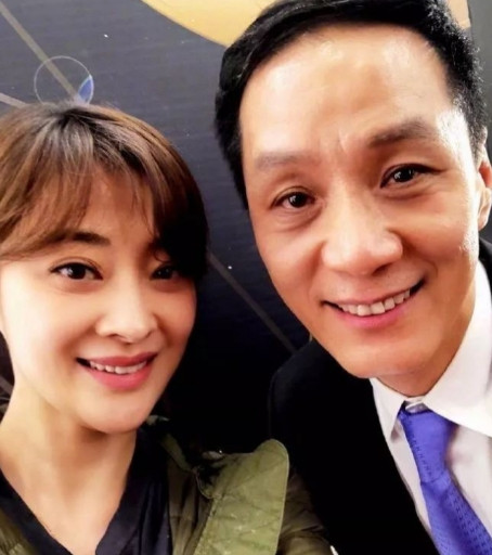 有一天，冯远征带老婆梁丹妮去参加聚会，宴会上，朋友十分无礼地说：“远征，下次别带