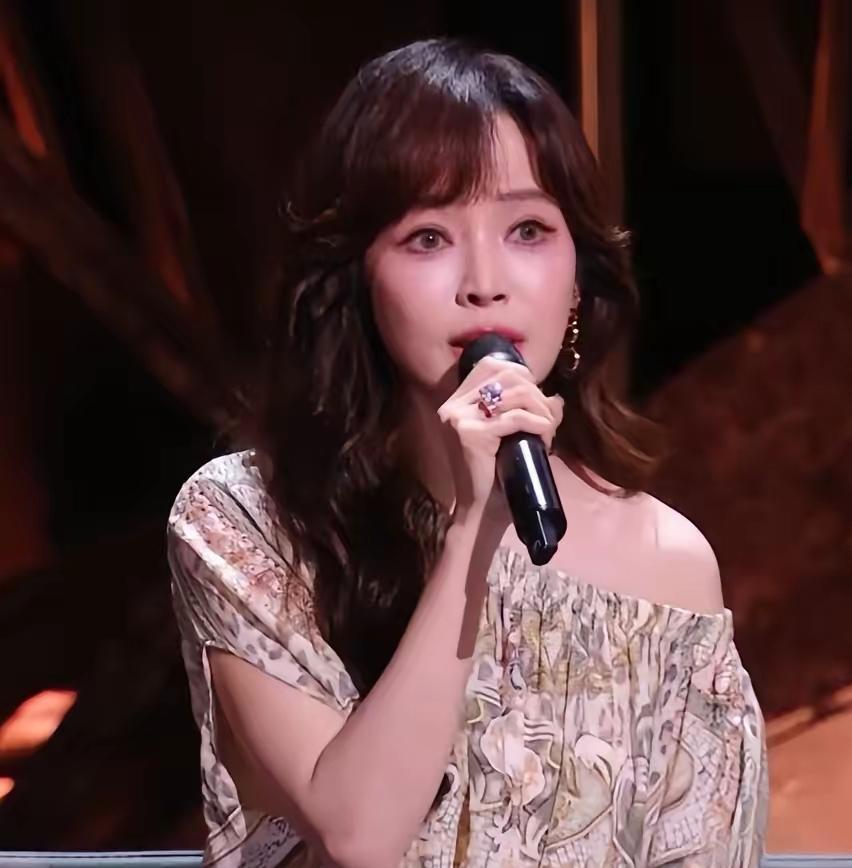 谢娜危险了，侯佩岑真的有可能取代她。第一、侯佩岑是真的有实力，主持《披荆斩
