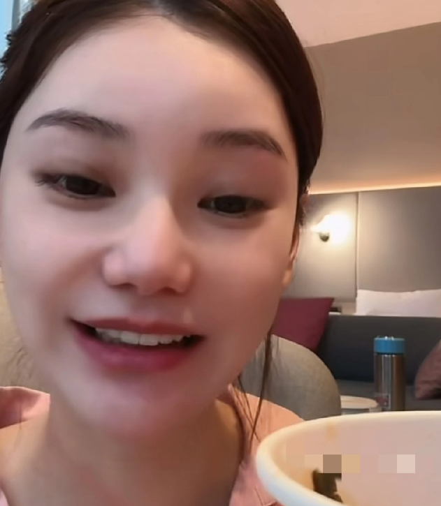 马筱梅从刚怀孕的时候就一直被人质疑她是假怀孕肚子是假的，后面生了，孩子出来后和