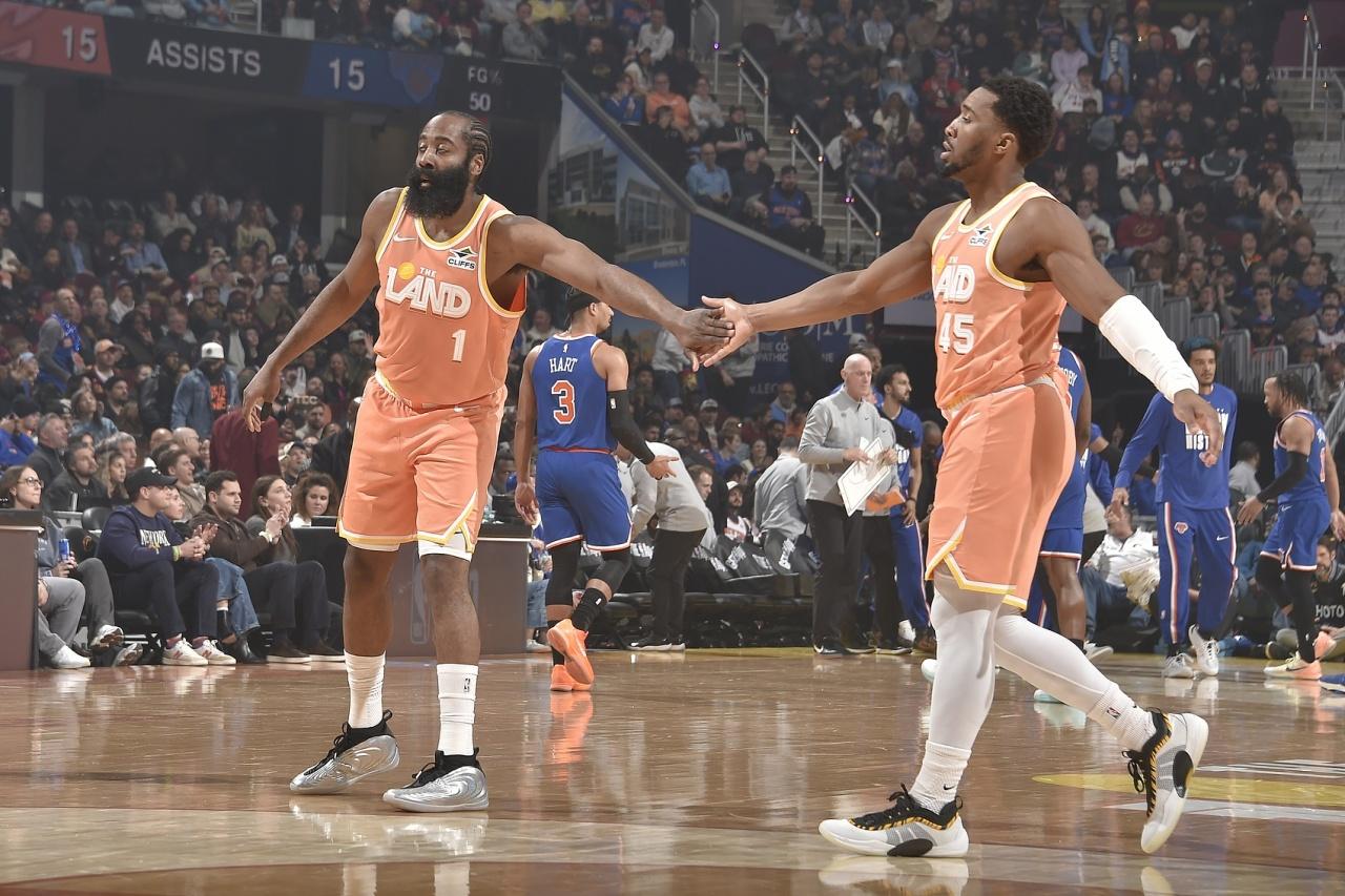 谈到骑士季后赛前景，球队旧将，前冠军射手JR·史密斯说：“米切尔和哈登现在看着配