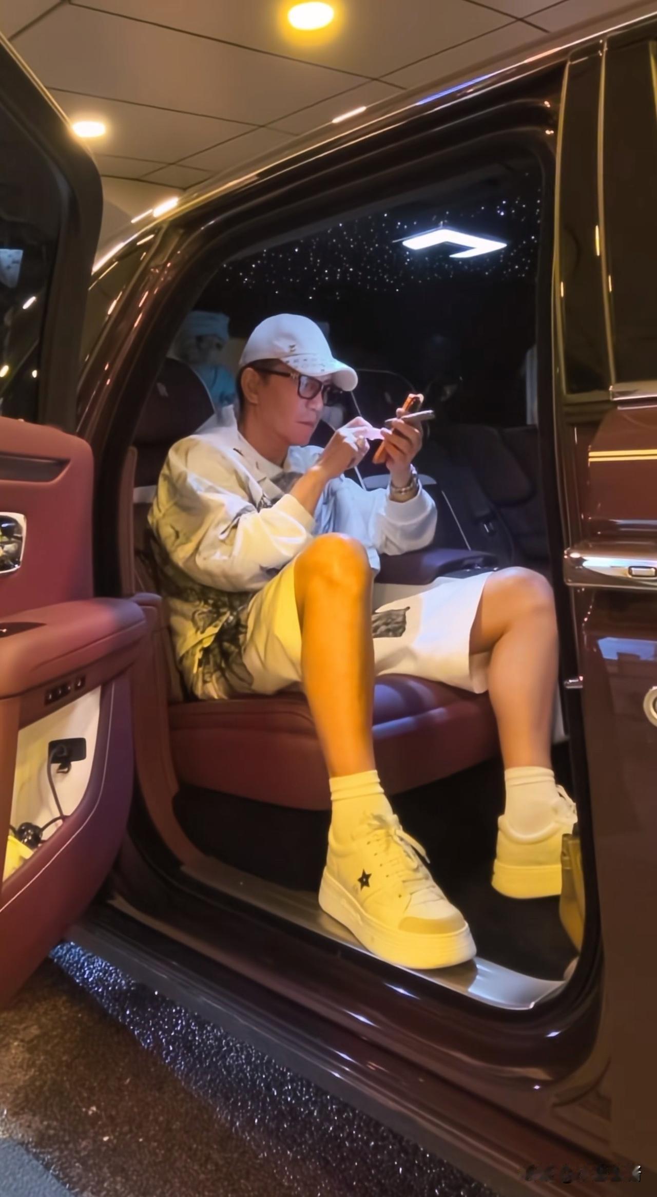 前上海首富，引发热议。8月2日，65岁的周正毅，冲上热搜，最新的视频中，他打