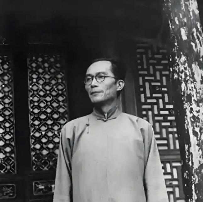 1949年，梅贻琦不顾学生们的苦苦挽留，毅然南渡，临走前，他说道:“我若留在大陆