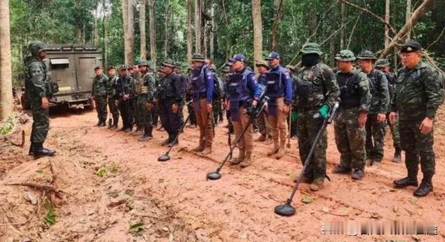 泰国士兵踩雷断脚！柬埔寨硬刚：你别乱指！2025年8月9日，泰国陆军突然放