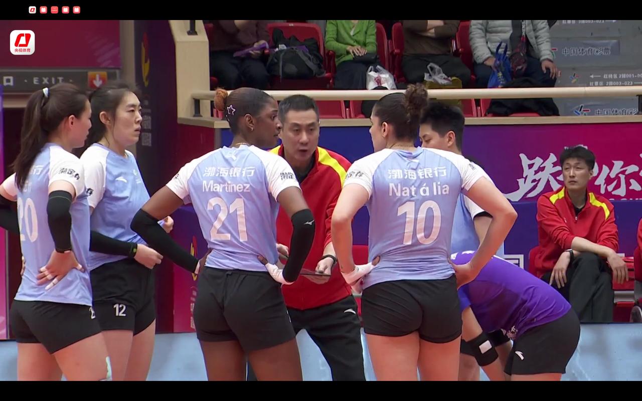 3月28日又轮到了天津女排难过的日子！不仅拒天津女排于决赛之外的江苏女排，在自
