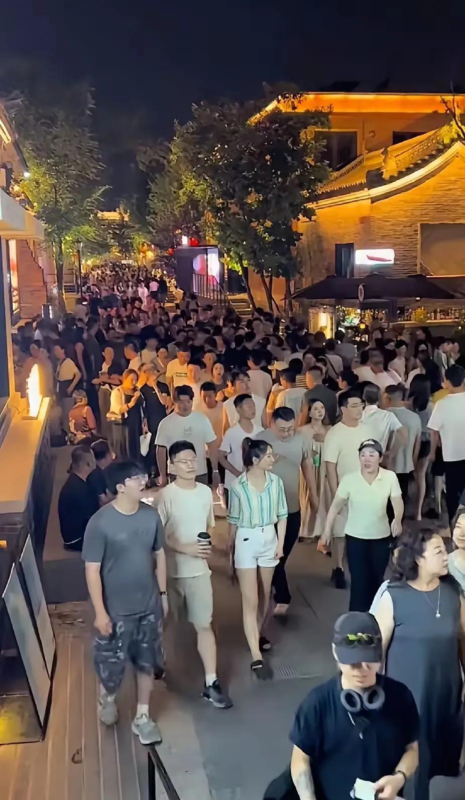 原来不怎么出名的大同，也成了人从众模式。走在大同的街头，你会有一个明显的感觉，