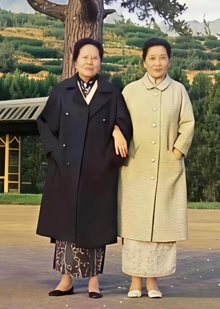 1968年，80的大姐宋霭龄与71岁宋美龄同框合影。她们都是内穿旗袍，外搭大