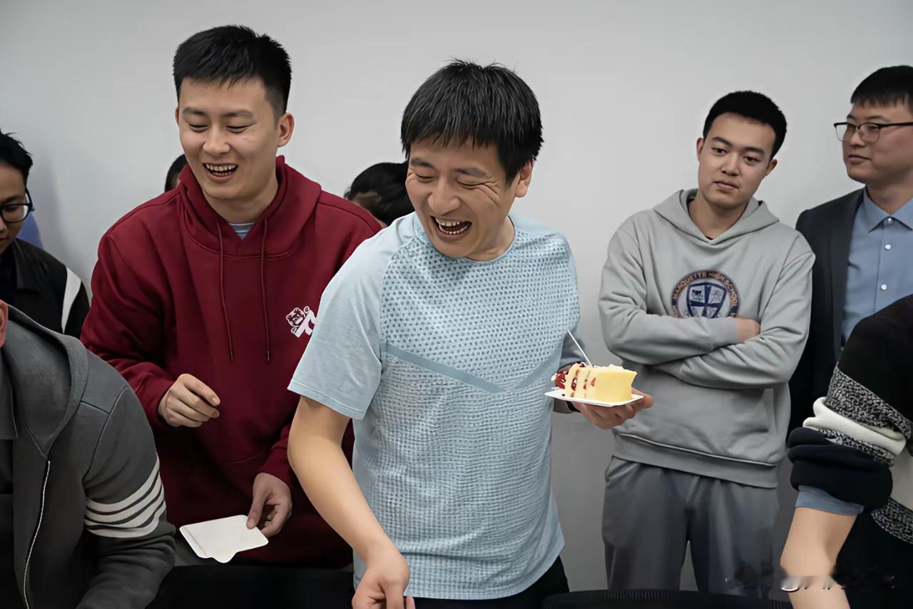 武亮说要在5月13日把张老师灰色头像换成彩色！武亮真是有心，5月13日是张老