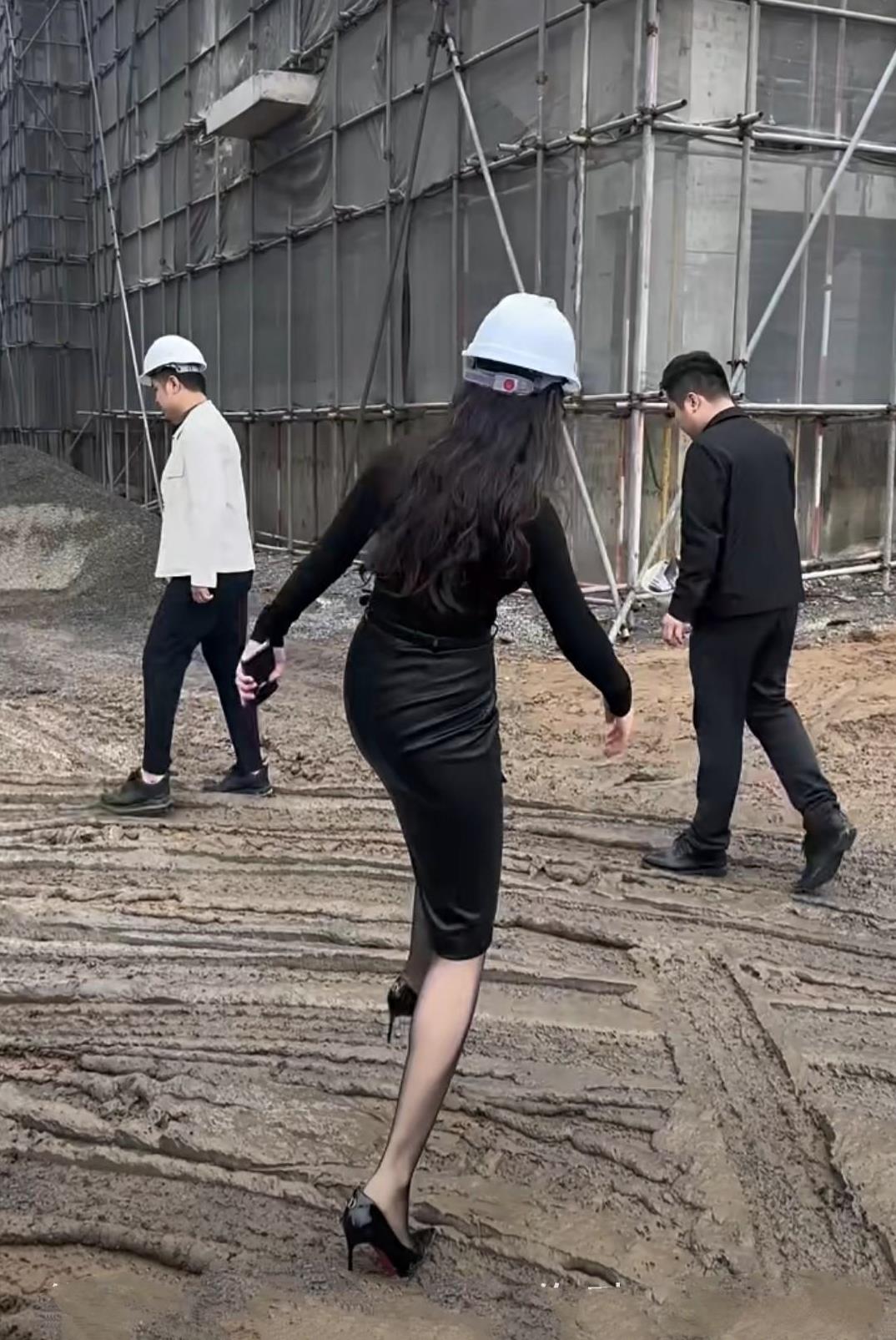 这不是视察，是秀场。工地最强台步。