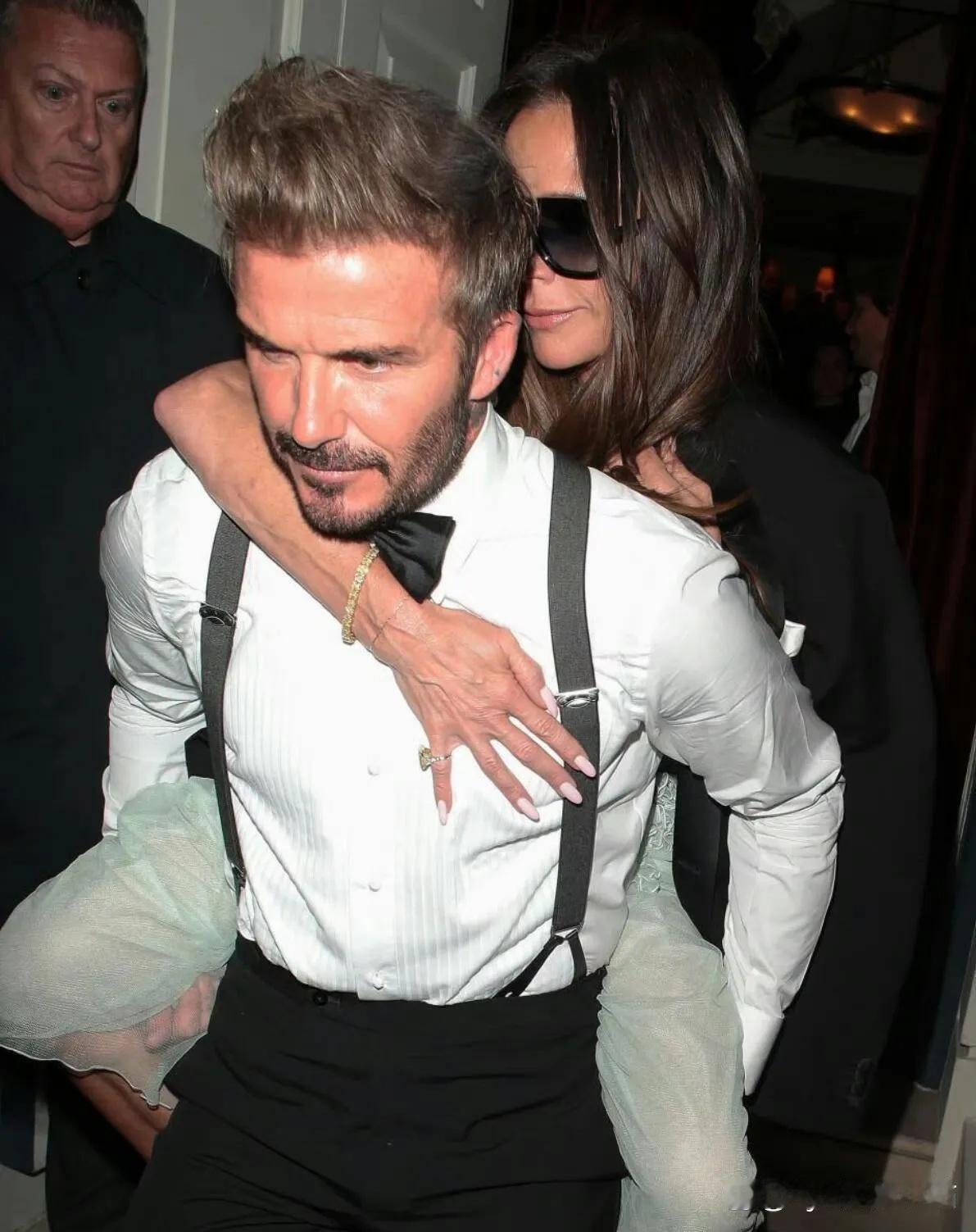 维多利亚的腿受伤了，贝克汉姆背着她出门上车，周围还有很多媒体在拍摄，这像不像言情