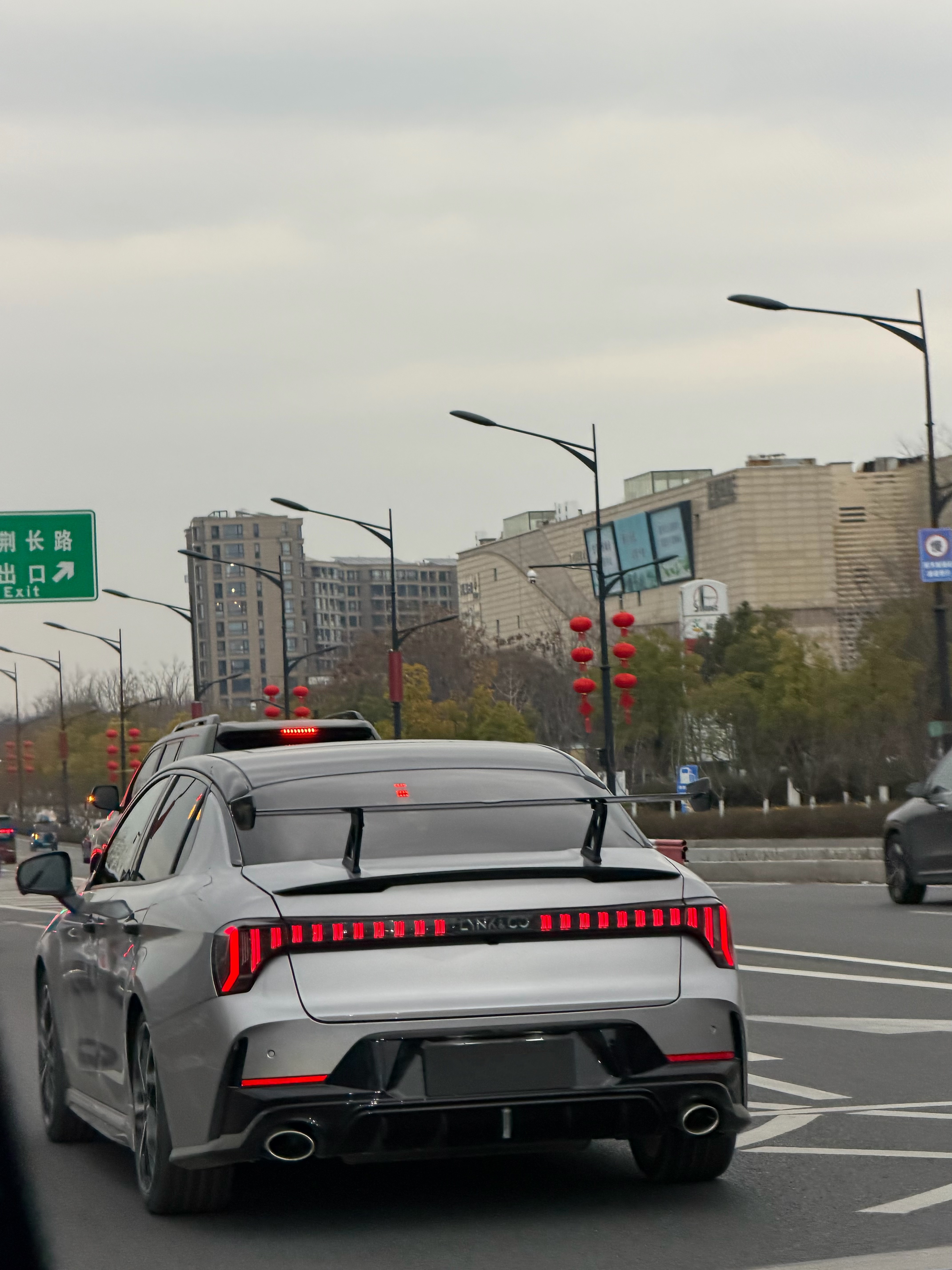 前几天刷了《飞驰人生3》，正被里面的赛车帅到，转头就看到车友圈在疯传这台领克。银