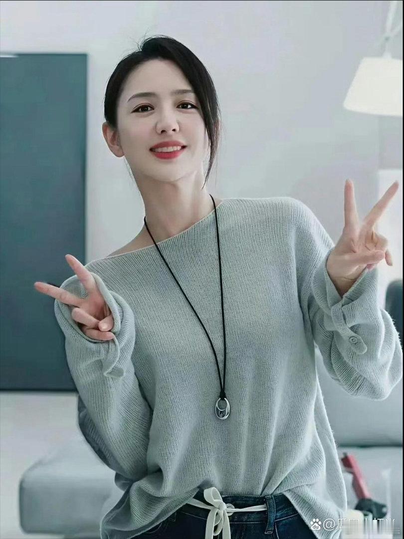 佟丽娅褪去浓妆反而更出彩，素雅模样衬得五官清丽，清冷美感直击人心。