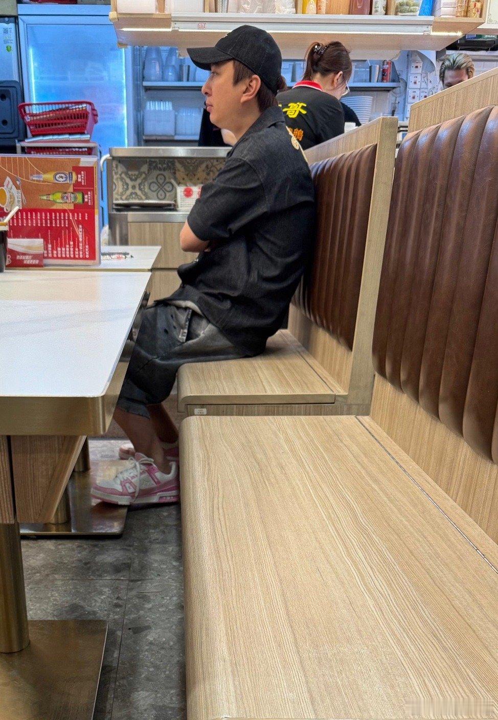鞋子衣服都很贵，但穿他身上就是很普通​​​