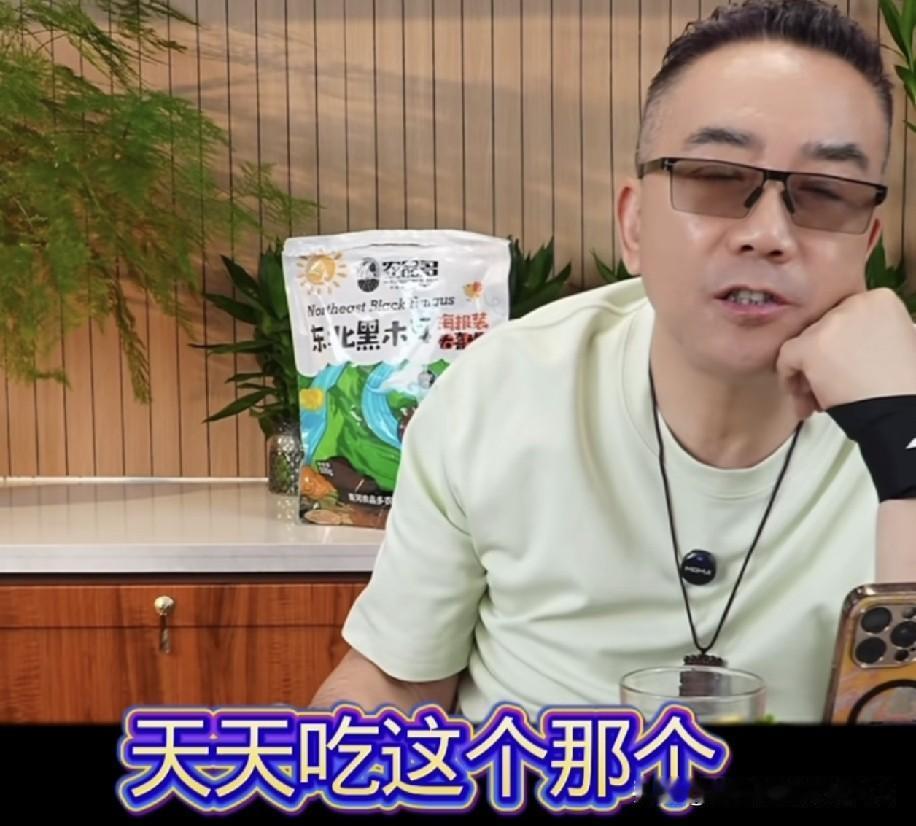 给你大嘴巴子！杨议被怼“天天就知道直播间吃东西”！网络嘴炮，别把玩笑当成人身攻击