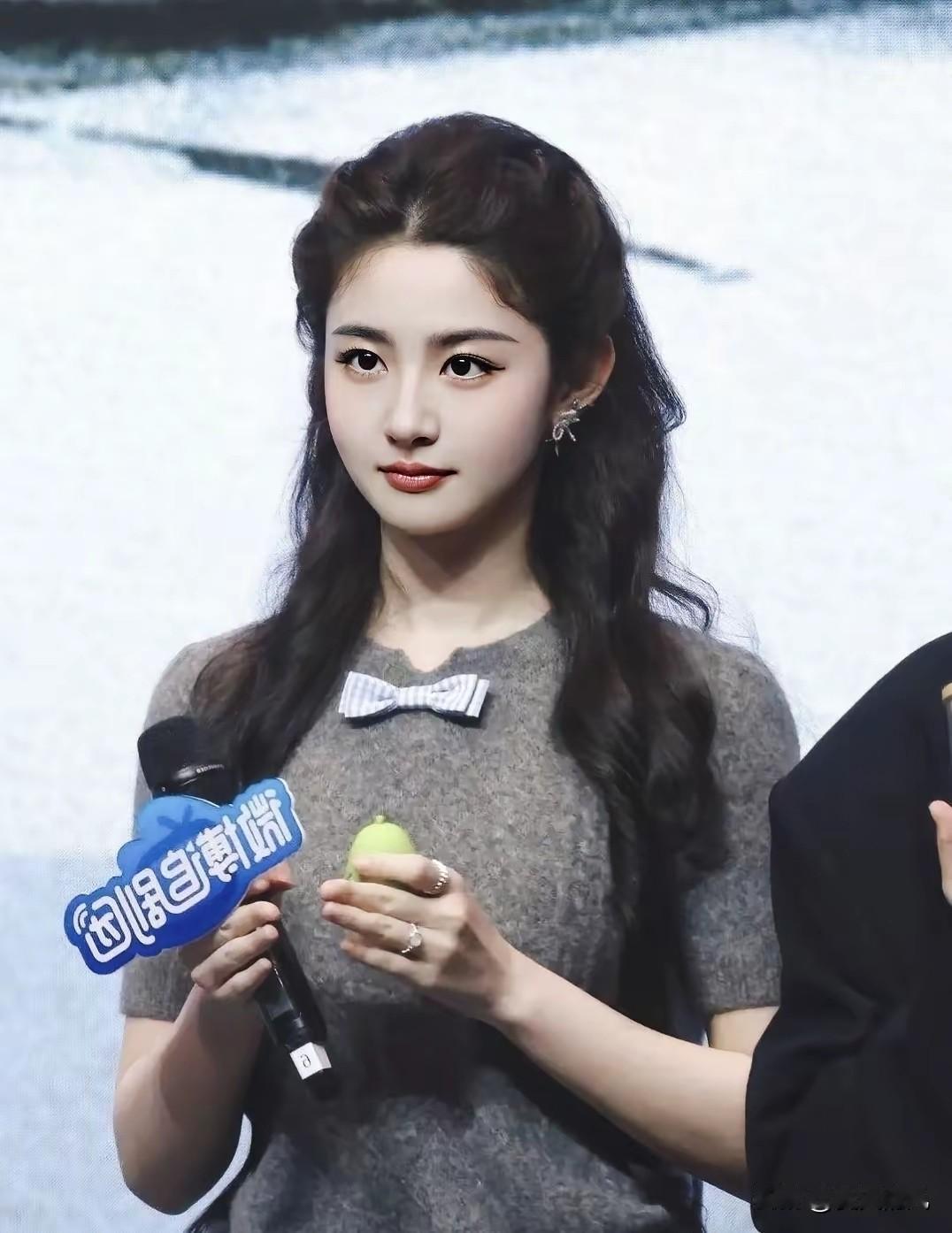 这位于正新捧的姑娘，最近可真是刷屏了！第一眼看去，确实亮眼：饱满的额头，流畅