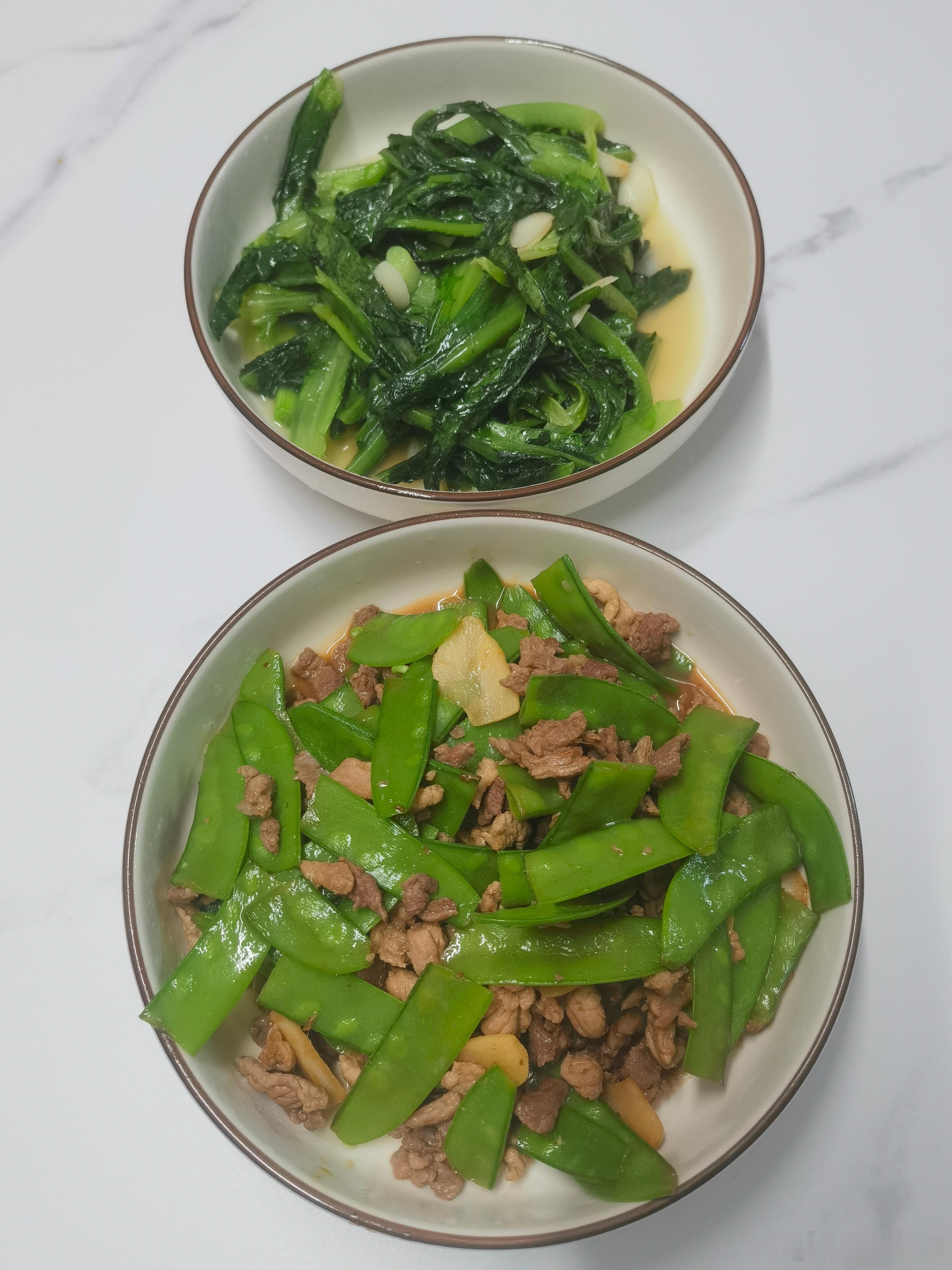 晚餐：荷兰豆炒肉+清炒油麦菜。一荤一素，晚上也要吃好一点～