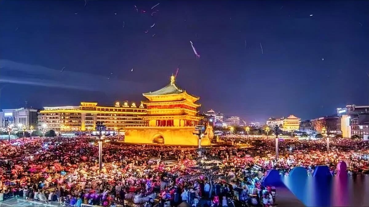 西安跨年对比太扎心！网友一句话戳中关键...去年跨年夜人潮涌动，今年却略