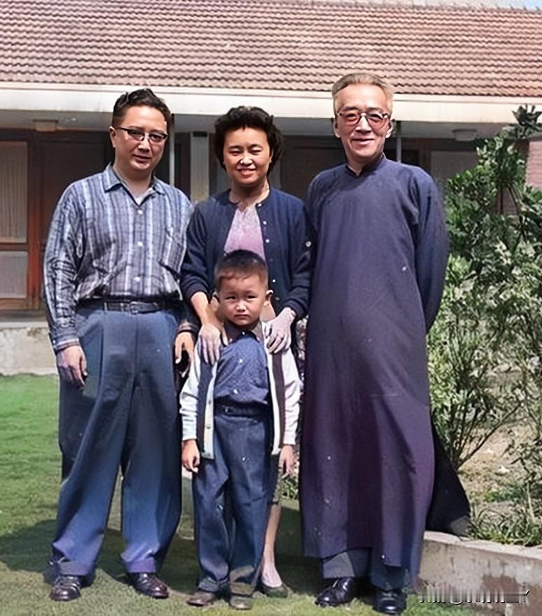 这是胡适与长子胡祖望和儿媳曾淑昭及孙儿胡夏在台北的一张合影老照片,拍摄于1960