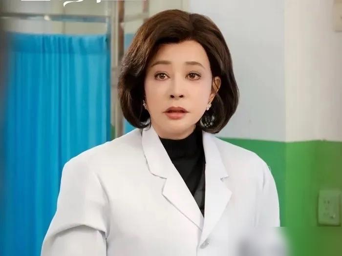 75岁刘晓庆亲上小30岁鲜肉男主，十级磨皮全开的屏幕愣是盖不住眼角三层褶子。你敢