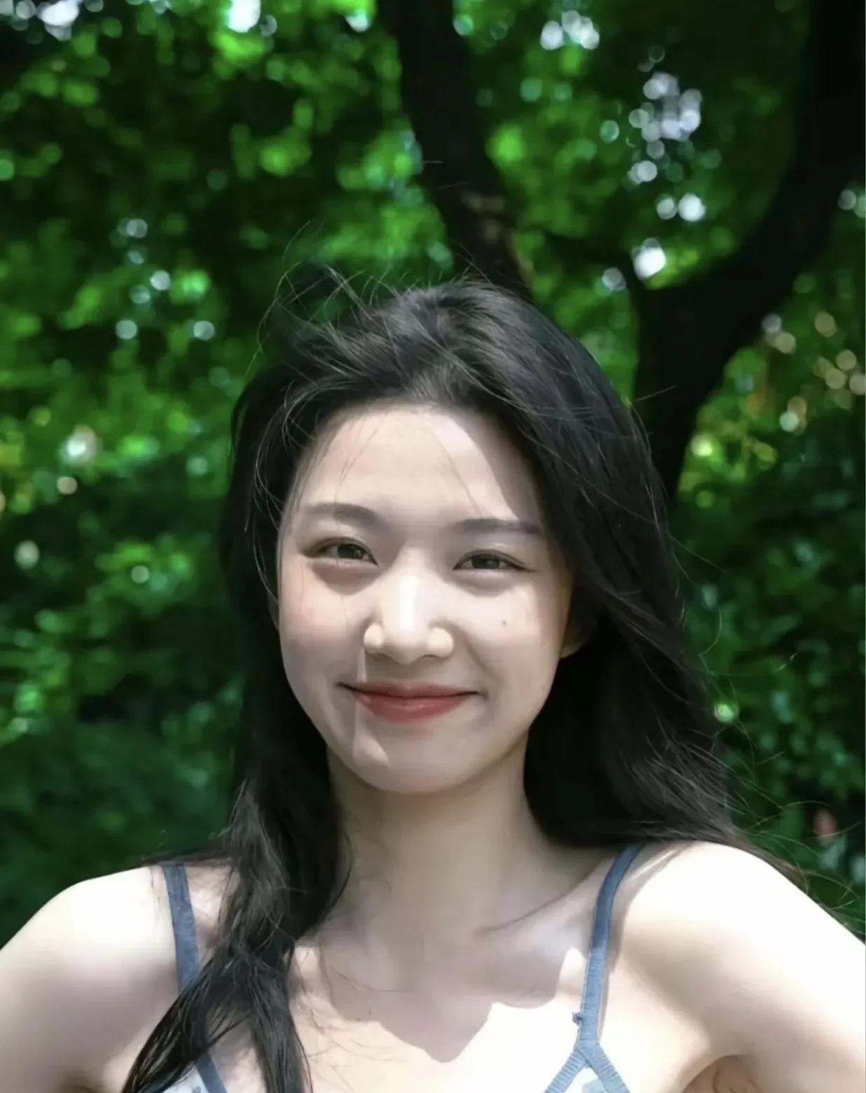 卢昱晓和沈月，李现，目前是娱乐圈最佛系的明星，因为他们在圈里但又有自己的生活。