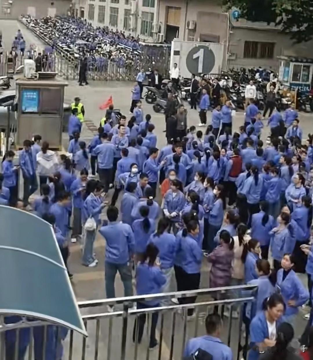 广东一工厂因为订单减少，已经没办法全员加班，目前勉强安排工人每周工作5天，每天8