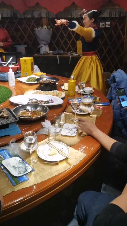 准女婿上门喝酒原形毕露被丈人哄走！30多年前，我的一个同学找了一个家是牧区的蒙