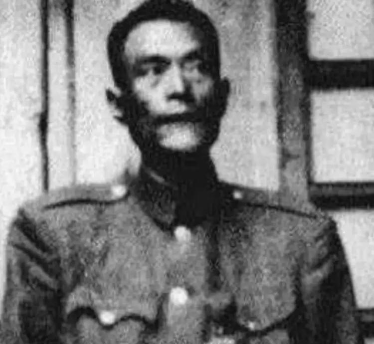 1949年，国民党陆军副总司令汤尧拿到珍贵机票，顺利逃到了台湾。可他前脚刚在台北
