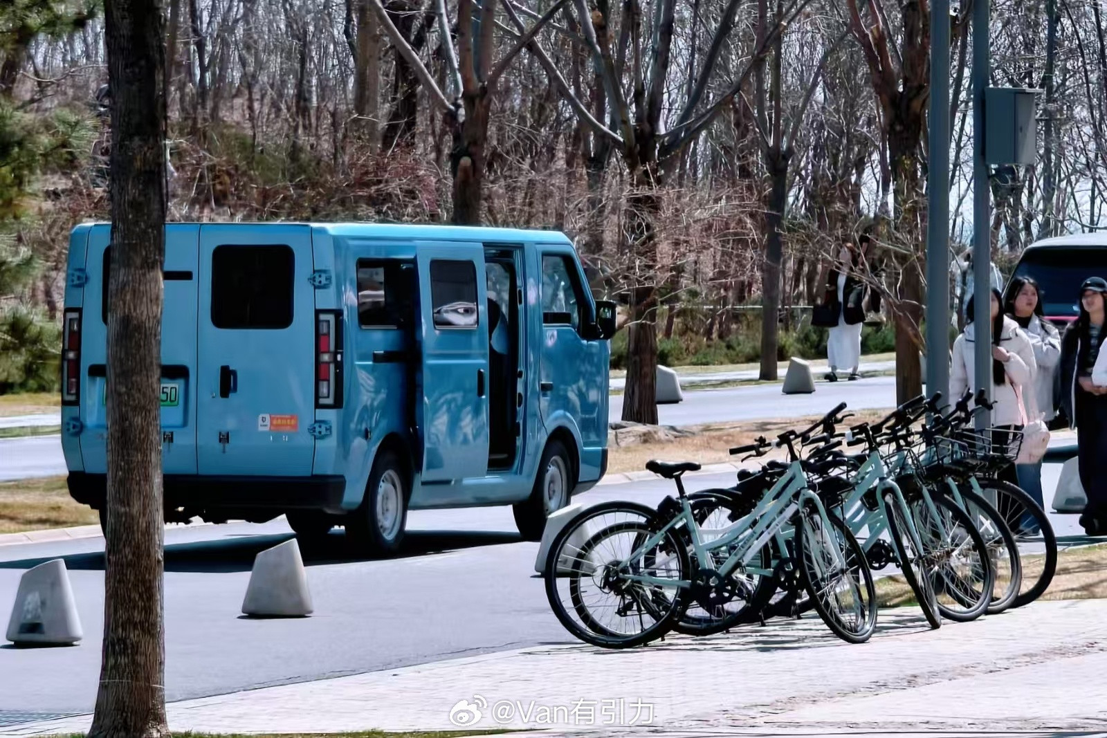 忘关车门？不不，这是跟美式快递车异曲同工的玩法，重在省事……当然啦，这也就是在园