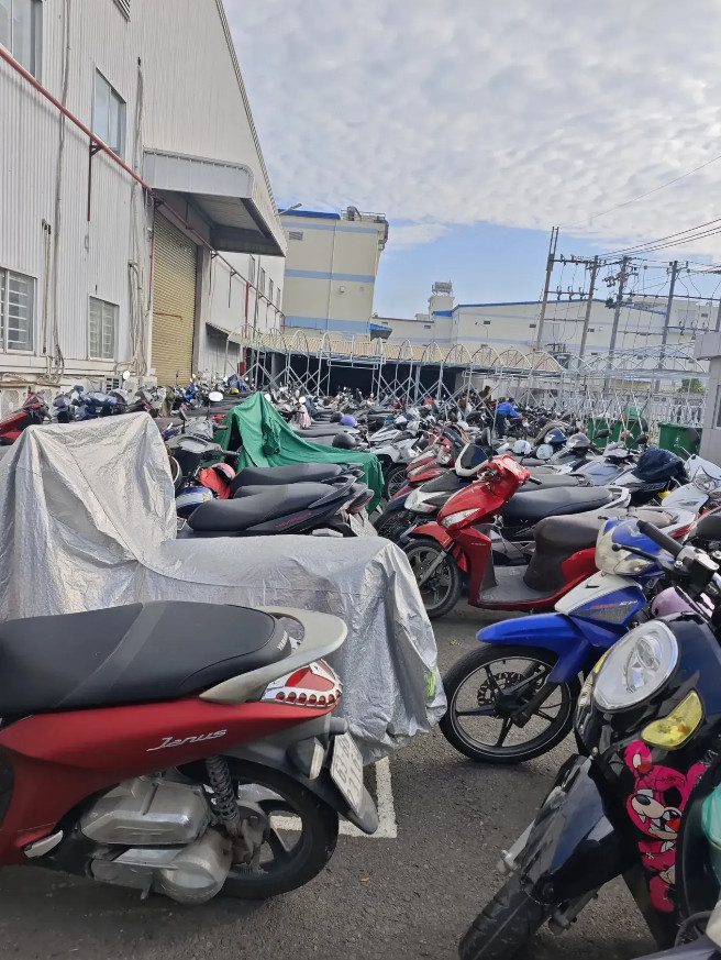 越南的上班族几乎每个人都有一台摩托车，基本上都是本田的，价格折合成人民币要一万多
