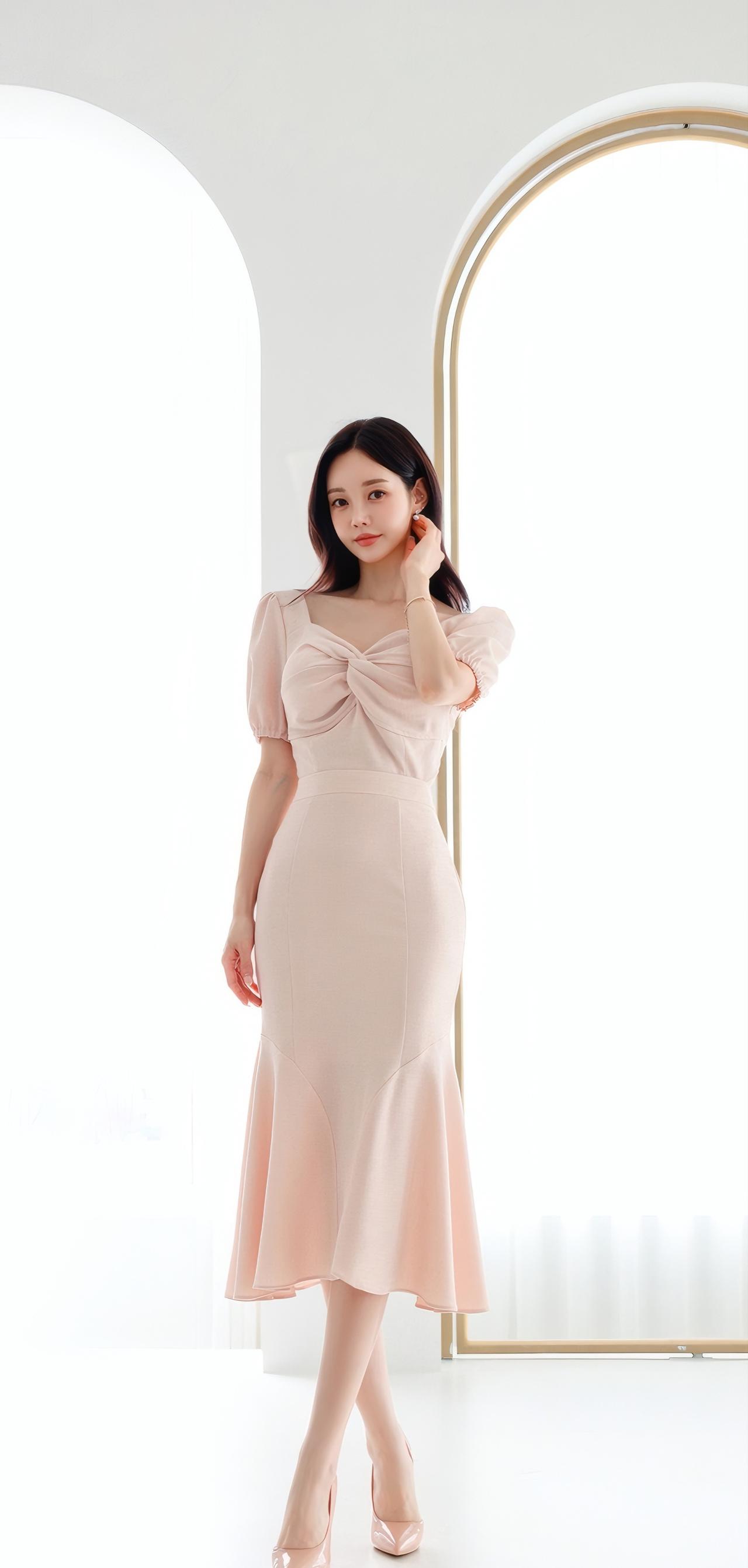 优雅粉裙，甜美气质，镜前自拍照，轻松自然。