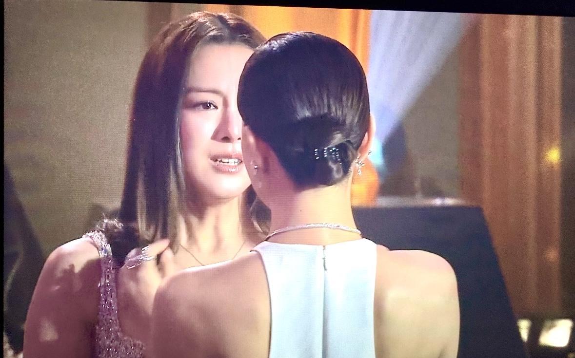 TVB颁奖礼上，一个细节暴露了佘诗曼的真实人品。镜头扫过，王敏奕刚拿到奖杯，阿