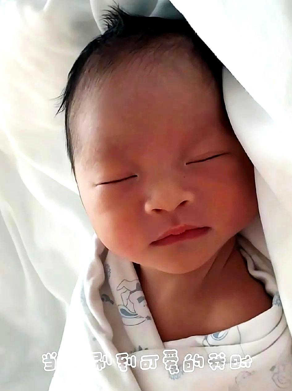 这小子出生15分钟没哭，他爹汪小菲抱着直接红了眼眶。护士把六斤八两的肉团子