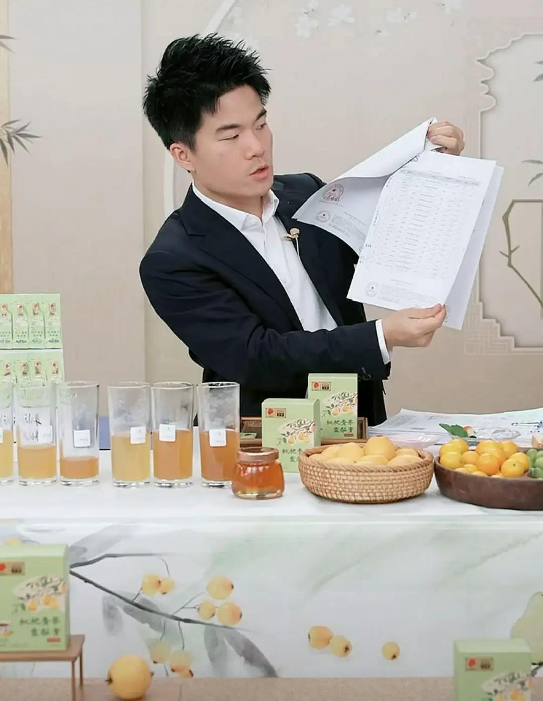 刚才刷到董宇辉直播间的视频，够我笑三天。直播间董宇辉在为产品梨膏做介绍，手拿