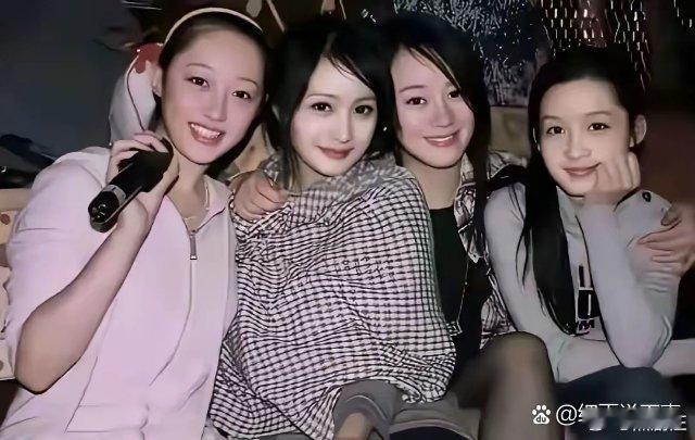 这是早期李沁和杨幂他们的照片，那时候还没有滤镜，都是素颜