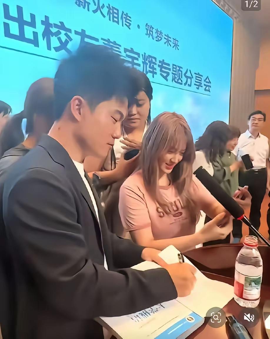 董宇辉回母校这波操作，看完真得说一句：红是有道理的。进门先鞠了个深躬，腰弯