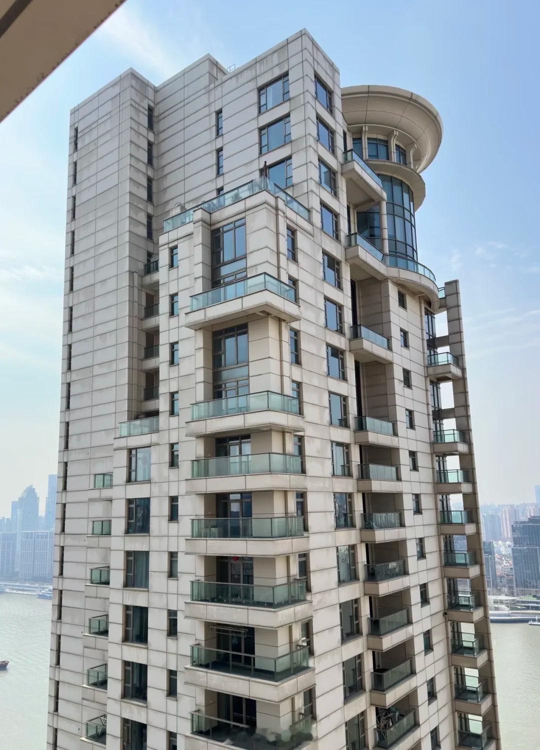 汤臣一品清洗前后，外立面还是要定期保养的。深圳近期只有少部分老小区做了外立面翻新