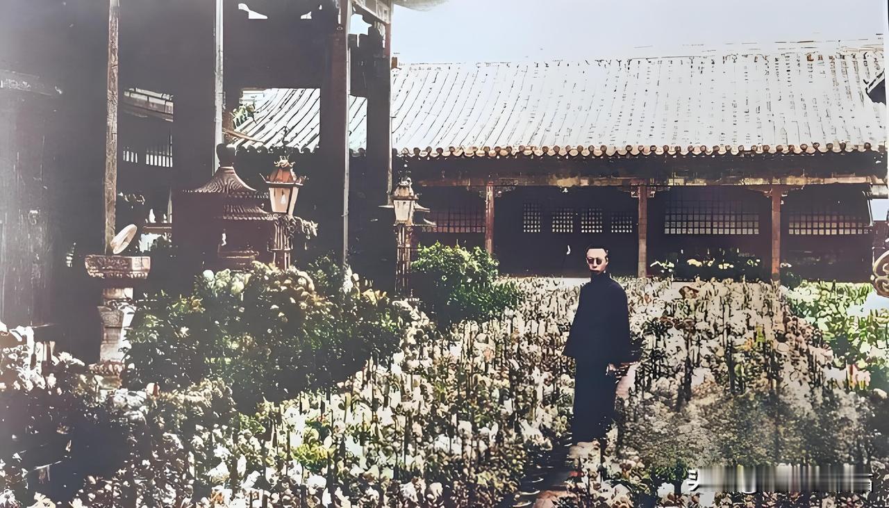 1922-1924年，17岁的溥仪立于养心殿丹殿前，身旁摆满了花卉，这个被鲜花簇