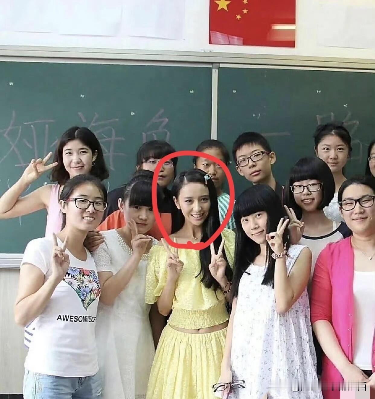 这是拍摄于10多年前的老照片了，照片中的这一位女明星虽然衣服看起来有点土，不过在