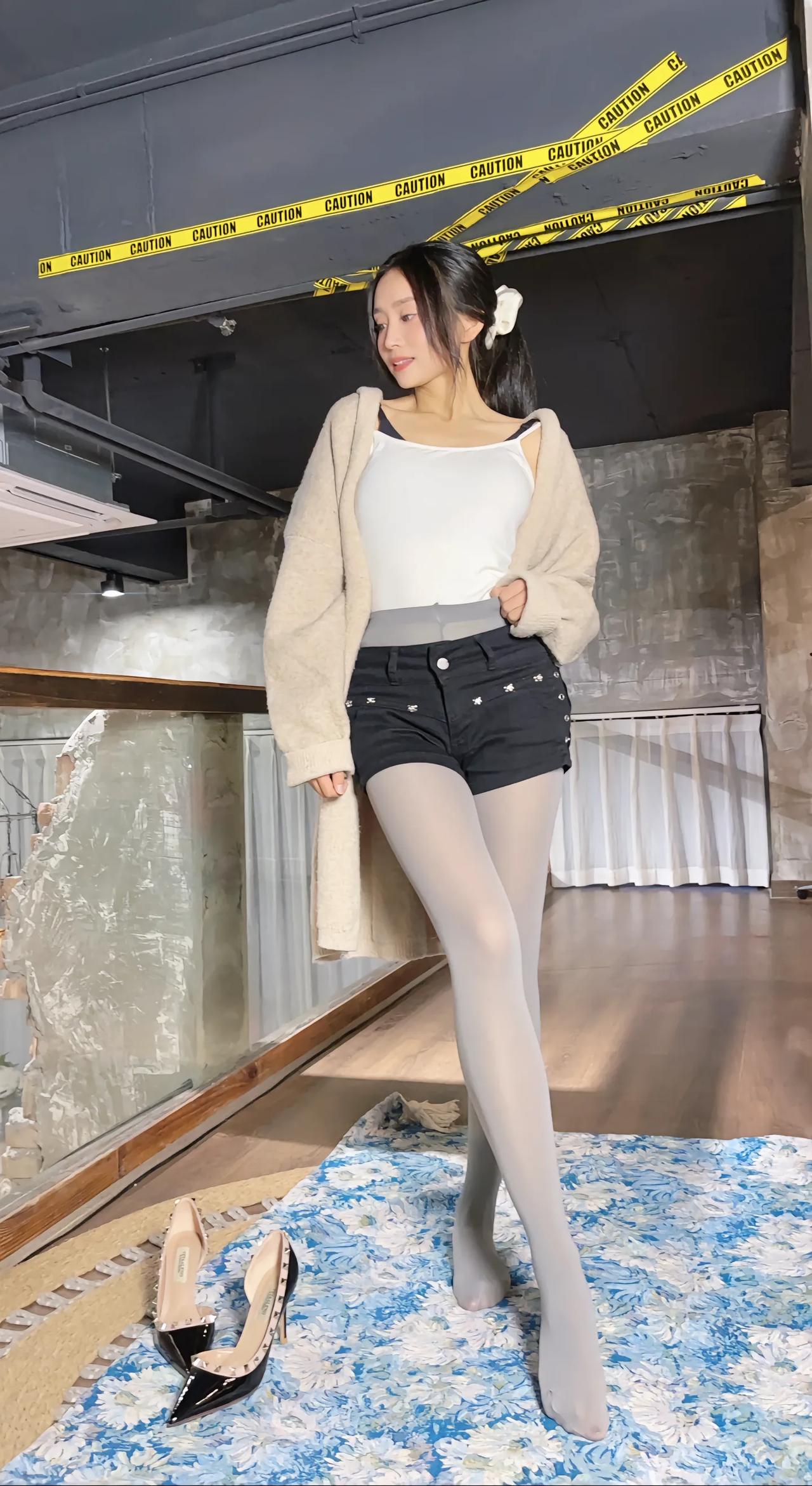 预警！奶杏开衫+黑短裤的松弛感杀招💥透肤肉丝袜裹着细腻光感，马油材质自带柔光