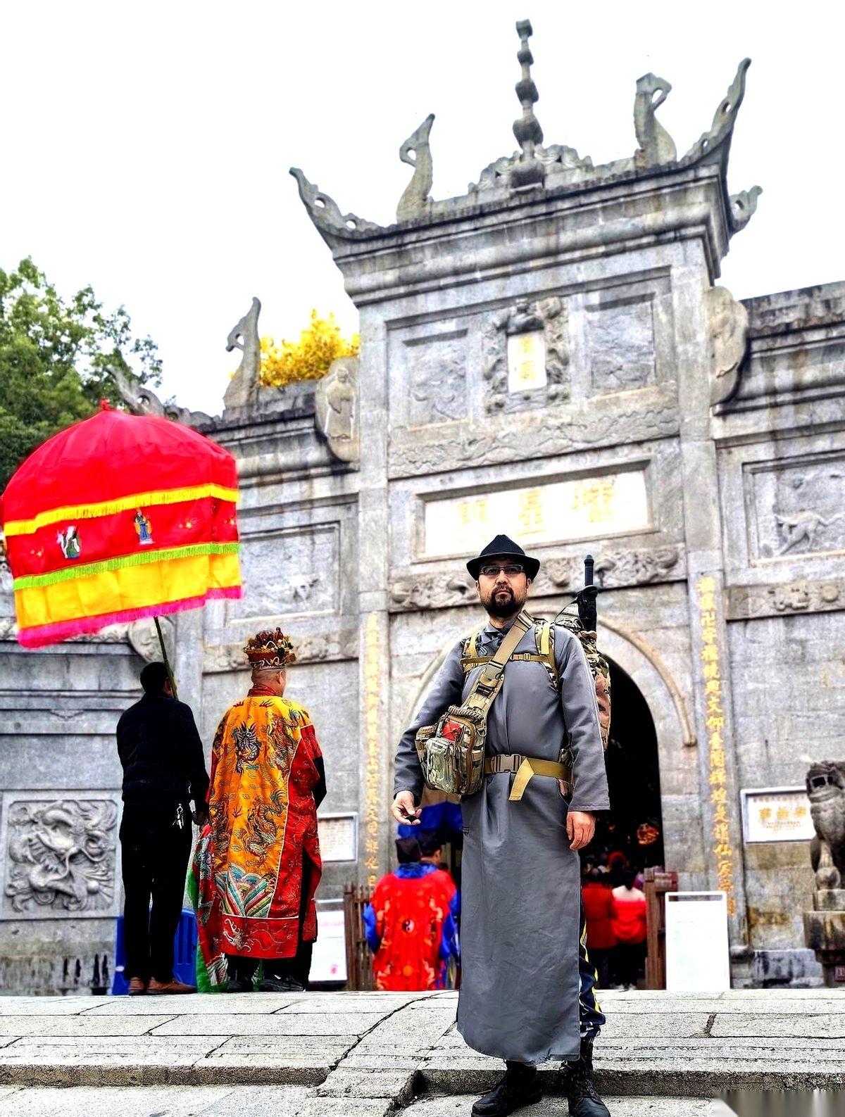 最硬核的不是你去告谁，而是你心里明镜儿似的，知道告不赢，但还是要去。法院受理了