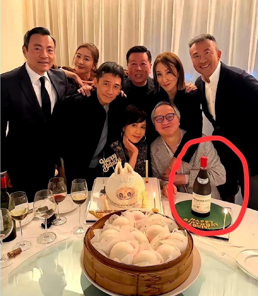 刘嘉玲60大寿生日宴，这酒的牌子是世界名牌“罗曼尼康帝”，一瓶酒直接顶一栋房子了