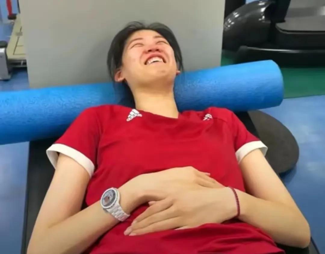 看图说话赖亚文:李盈莹，你咋还哭上了，是哪里不舒服吗？李