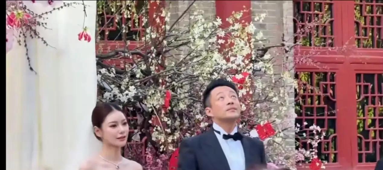 汪小菲的婚礼上，他抬头望天是为了谁？当然很多人都会觉得汪小菲终于二次婚姻成功了