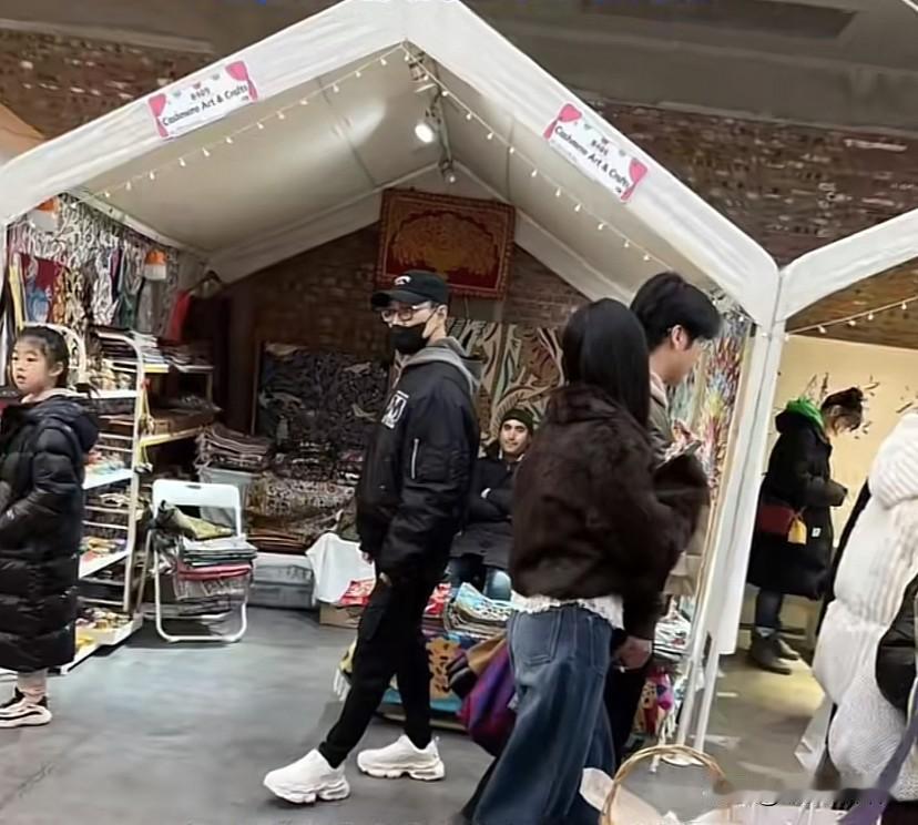 网友偶遇汪峰逛集市，还带着女儿醒醒，没想到汪峰也会逛这种小店，还特意去很有特色的